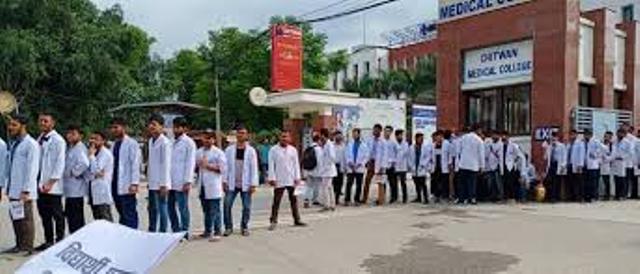 सहपाठी पक्राउको विरोधमा चितवन मेडिकल कलेजका विद्यार्थीद्वारा प्रर्दशन