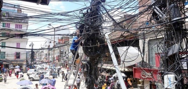 उपत्यकाका खम्बामा टाँगिएका तार जमिनमुनी बिच्छ्याइने, यसरी हुदैँछ काम