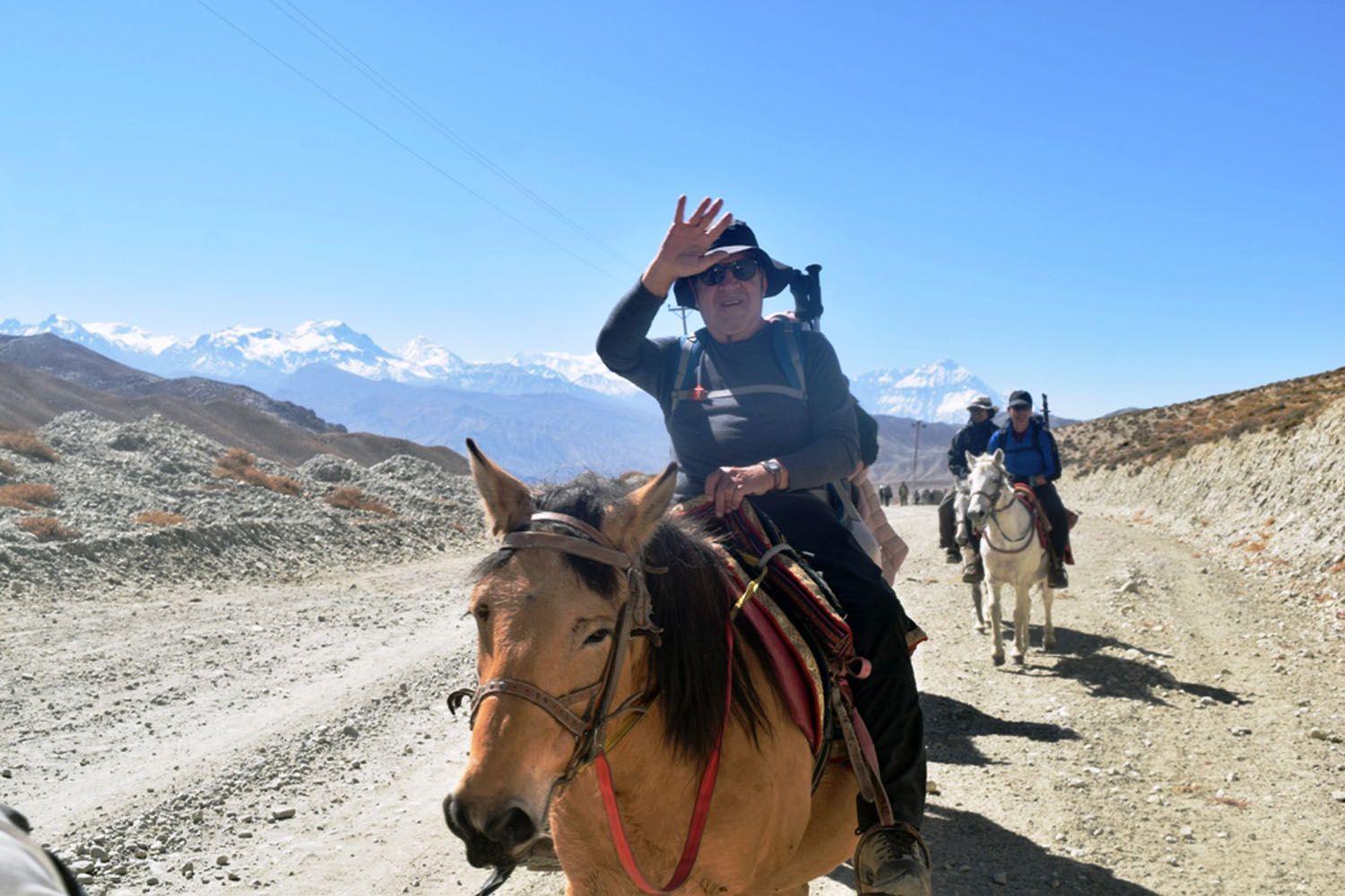लोमनथाङतर्फ जाँदै विदेशी पर्यटक