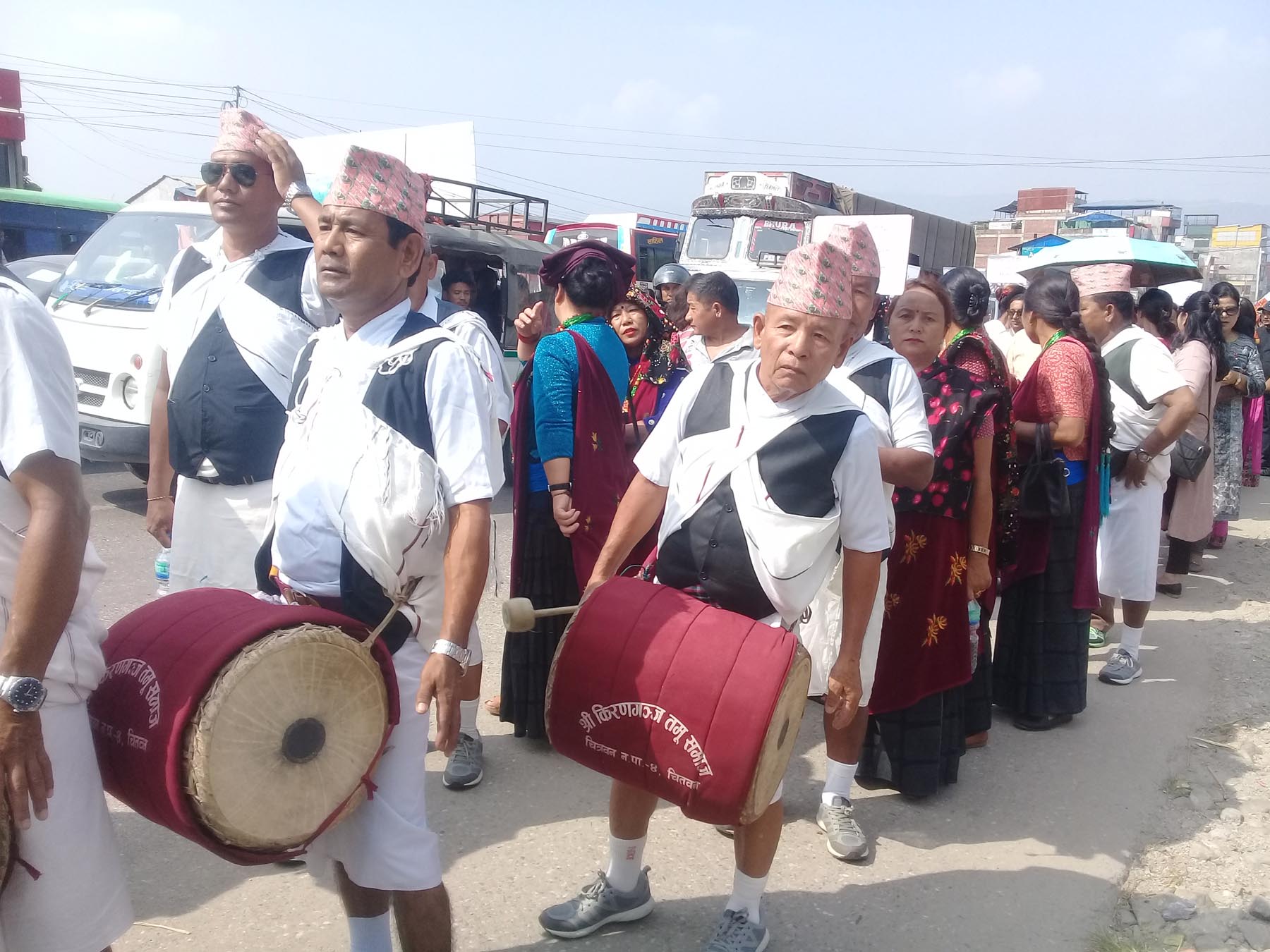 झाकी, थरी थरीका बाजागाजा र भेष भुषा सहितको र्याली भरतपुरमा, सहयोगापेक्षी सडक मानवमुक्त घोषणा( फोटो फिचर)