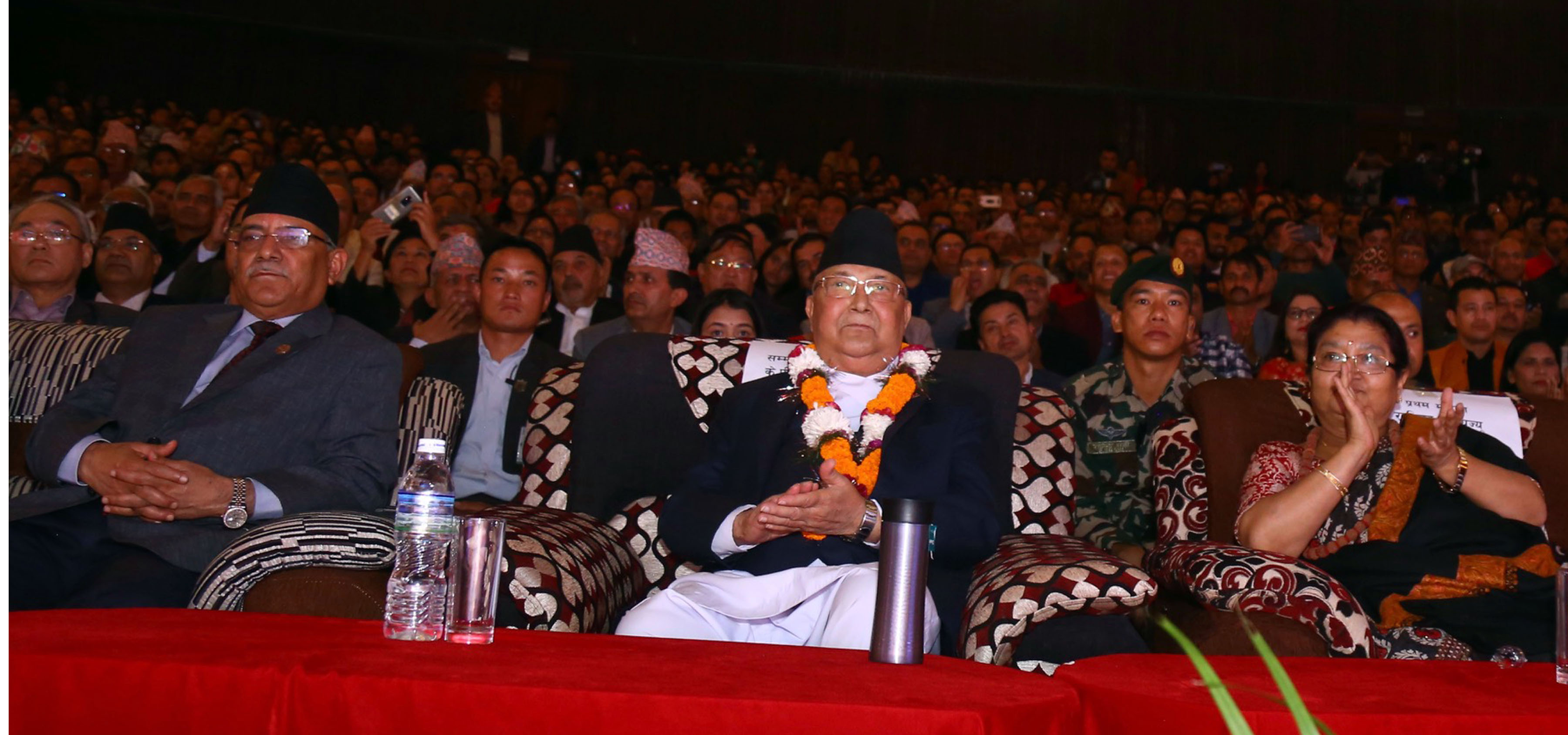 दलका नेतालाई   सिस्नुपानी झ्याम्म !
