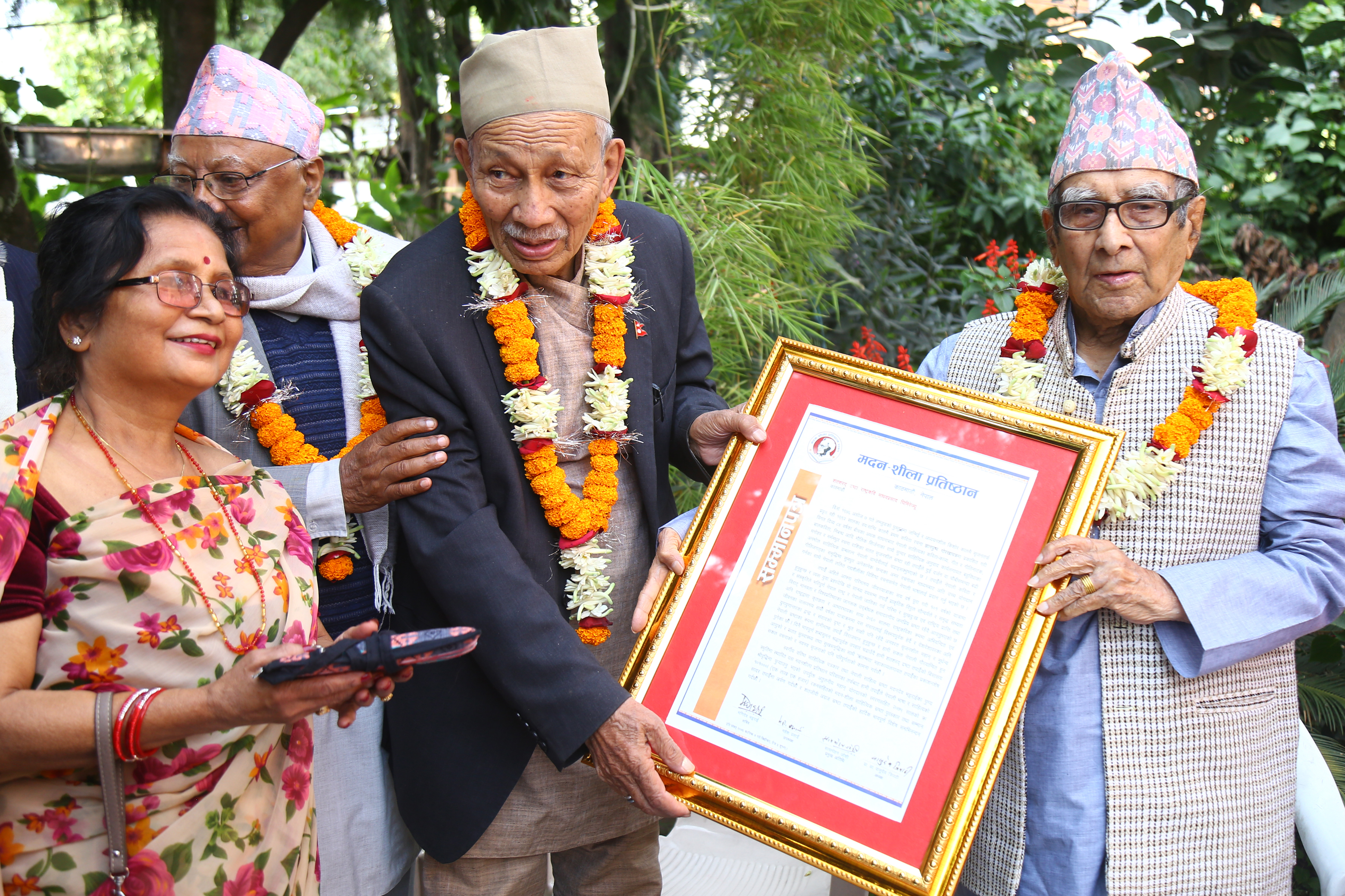 राष्ट्रकवि घिमिरेलाई शिला स्रष्टा सम्मान