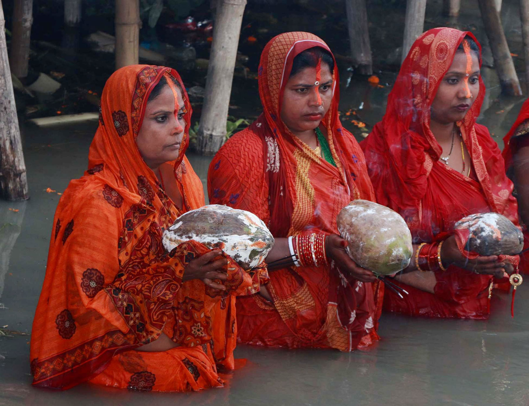 छठ पर्वः अस्ताउँदो सूर्यलाई अघ्र्य