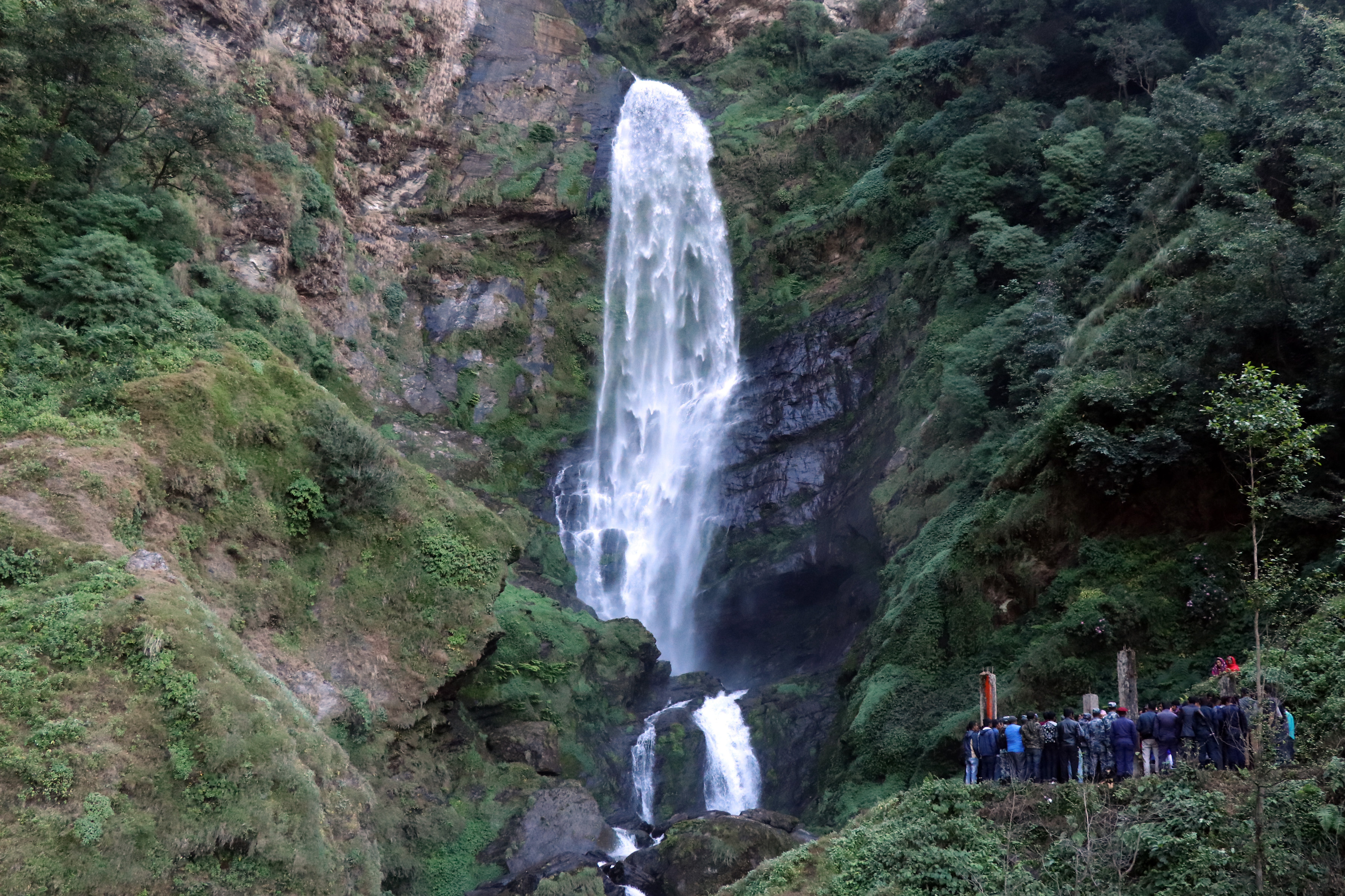 पोकली झरना अवलोकन गर्दै पर्यटक