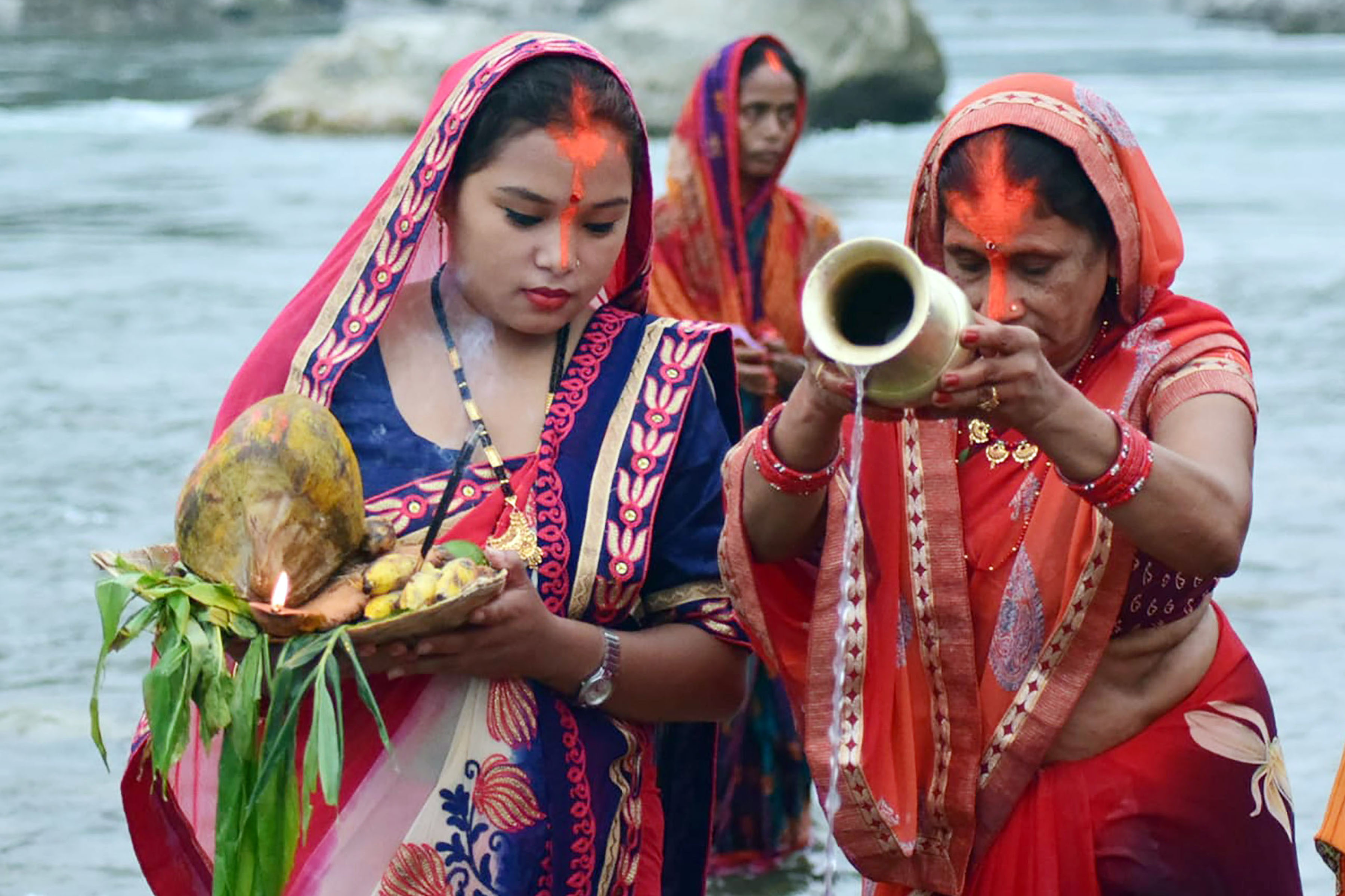 फोटोमा हेर्नुहोस् छठः अस्ताउँदो सूर्यको पूजा गर्दै राष्ट्रपतिदेखि सर्वसाधारणसम्म