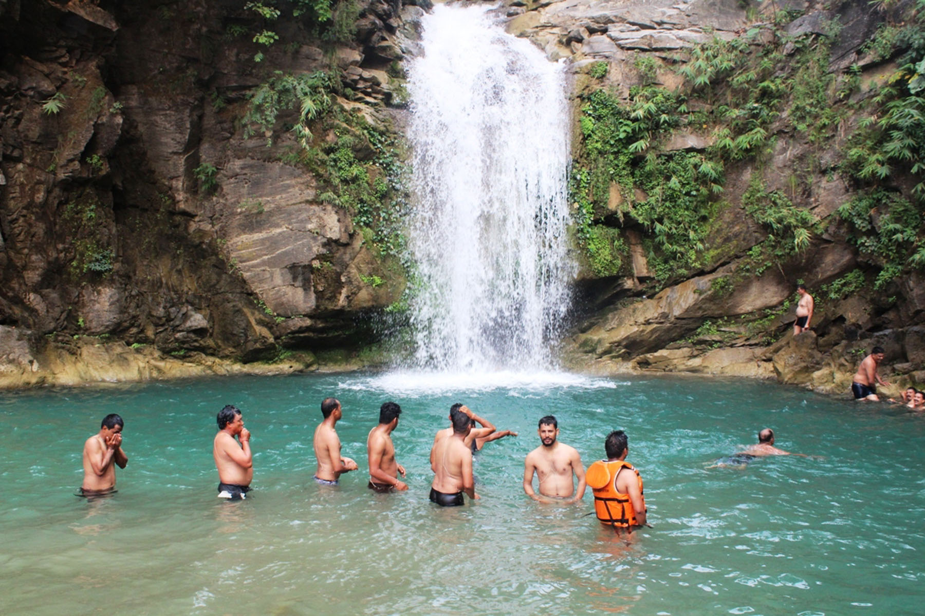 बतासे झर्नामा रमाउदै आन्तरिक पर्यटक (फोटोसहित)