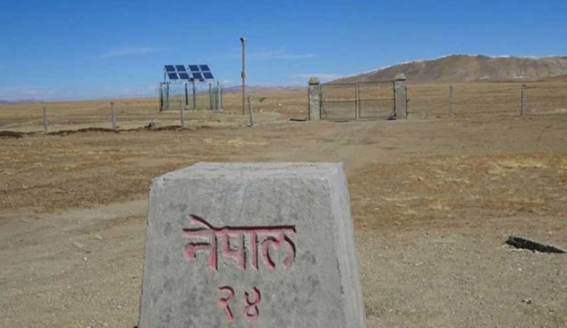 नेपाल–भारत सीमामा निरन्तर किचलो : ढलेका स्तम्भ उस्तै