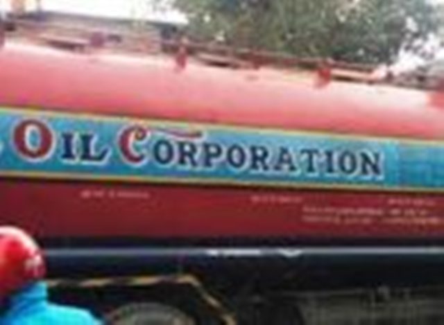 घुस नदिएको भन्दै नेपाली टैंकरलाई भारतीय आईओसीका कर्मचारीले उतै रोकिदिए