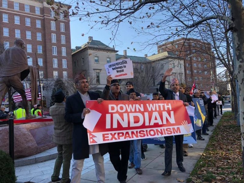 नेपालको भूमि अतिक्रमणको विरोधमा ह्वाटहाउस अगाडि लाग्यो ‘गो ब्याक इण्डिया’को नारा