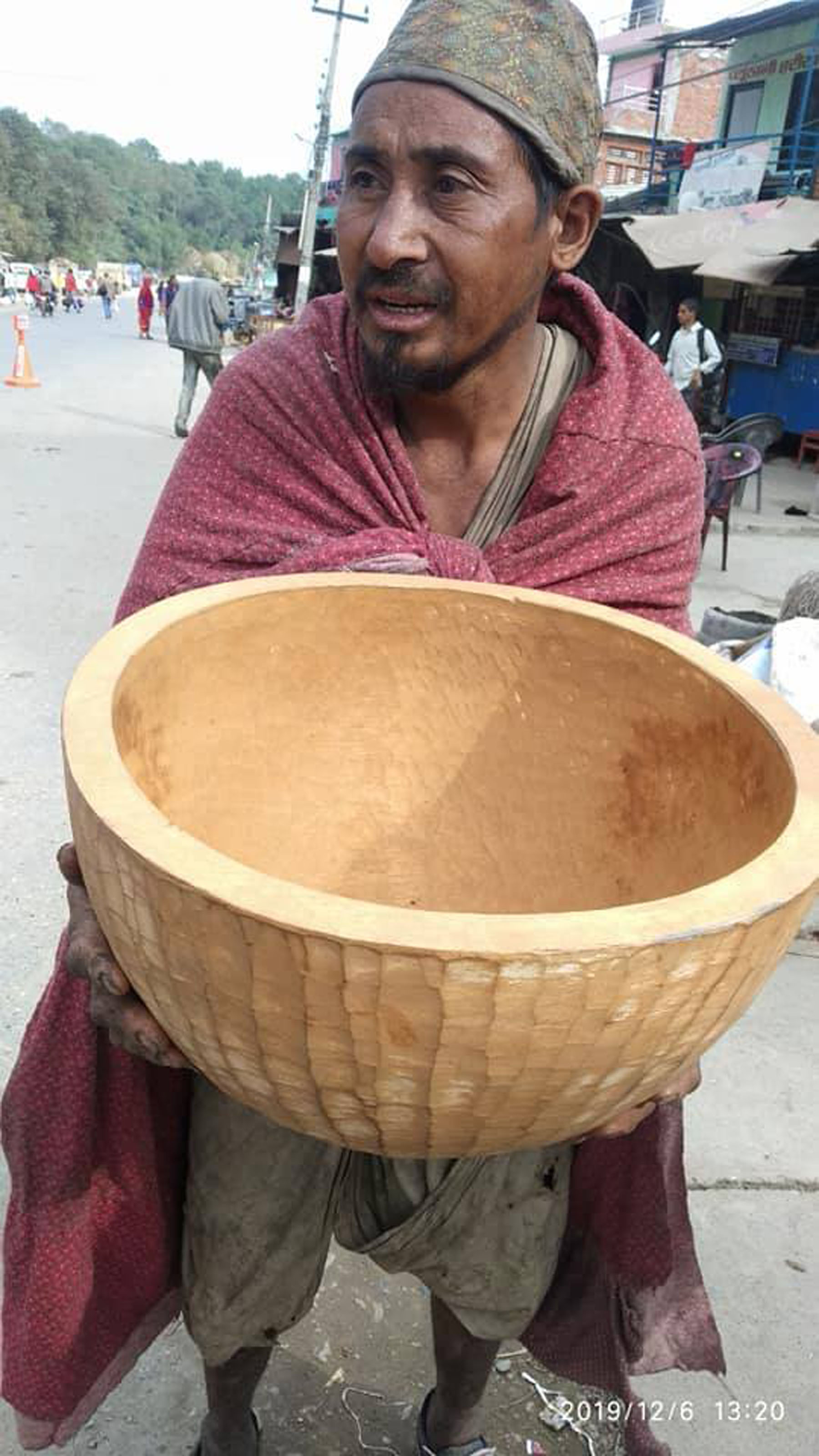 काठको सामाग्री बेच्न राउटेहरु दाङमा !