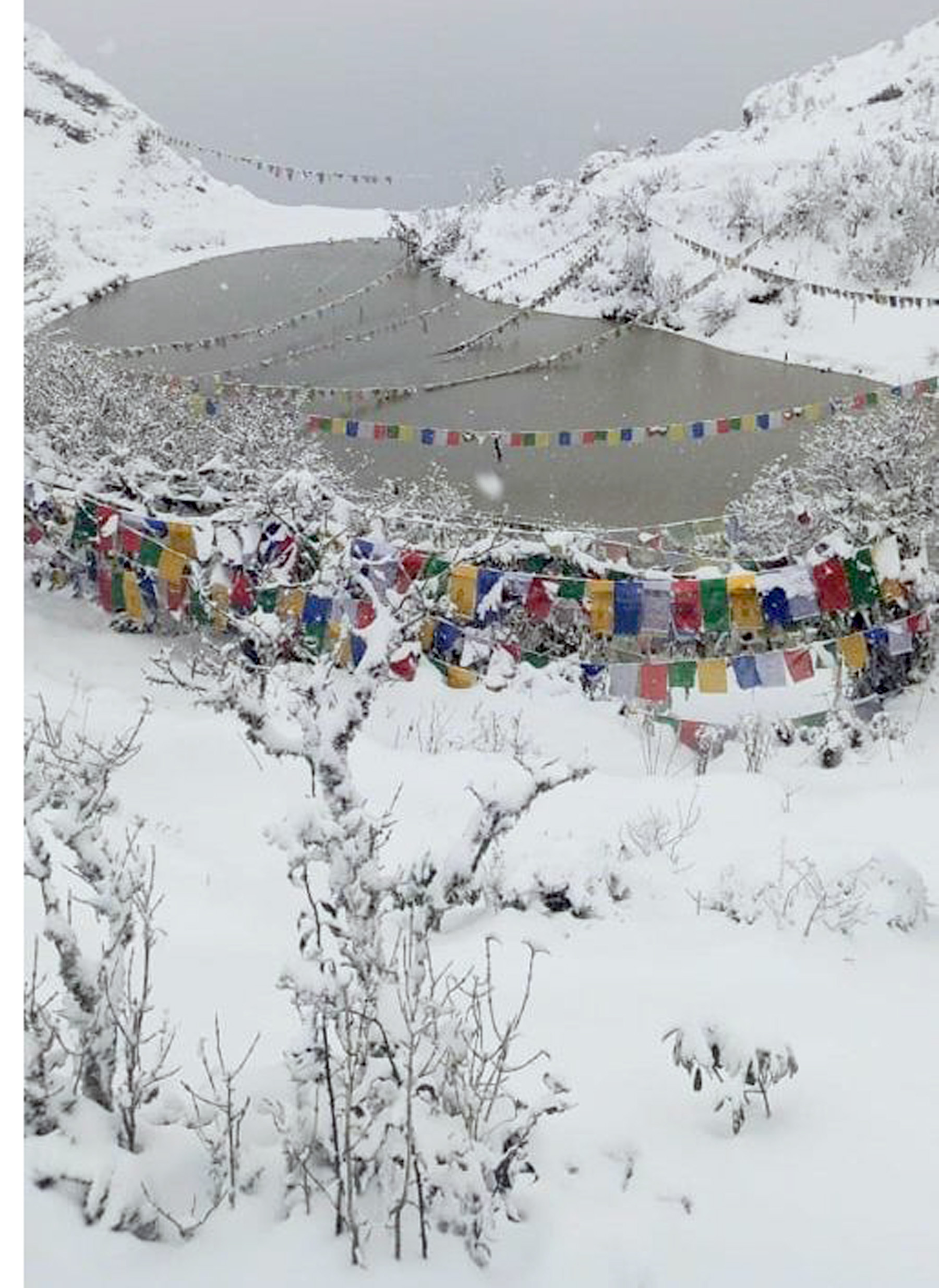 सन्दकपुरमा पर्यो हिउँ, ठाडे र पत्ताले बजार पनि सेतै(फोटो फिचर)