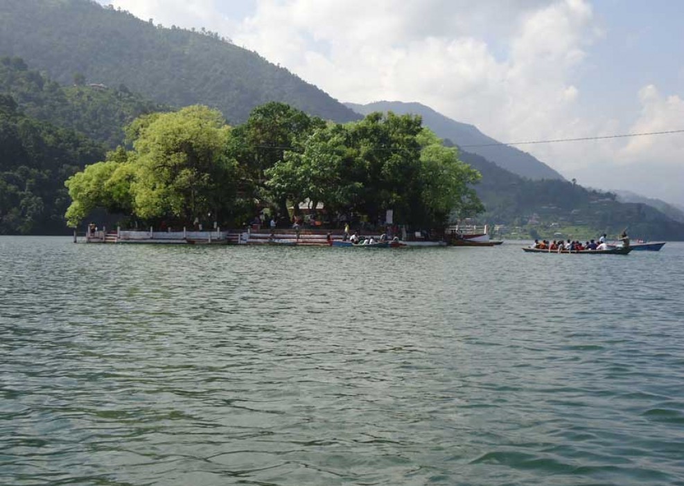 फेवातालमा कार खस्दा दुई भारतीय नागरिकको मृत्यु