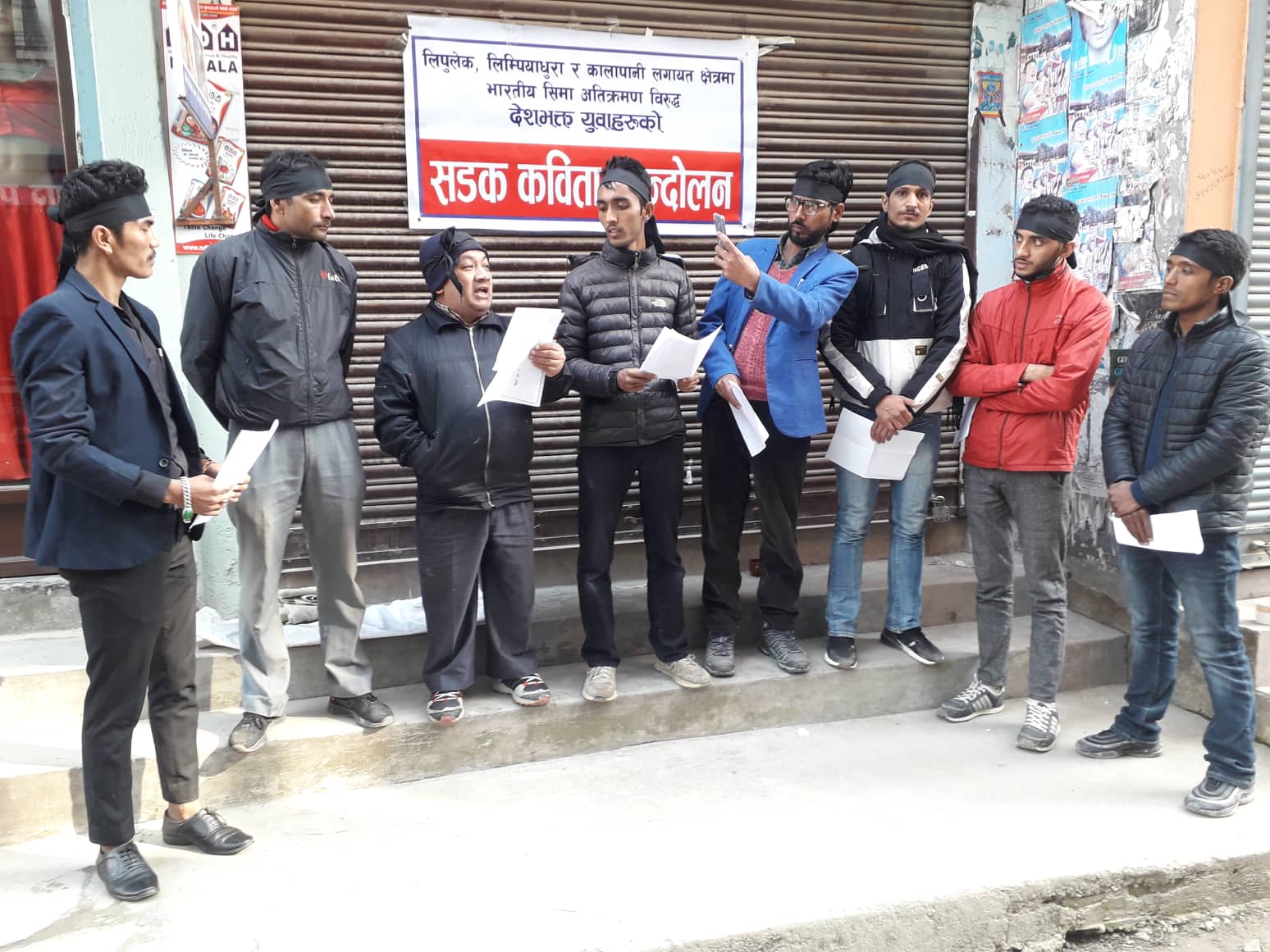 कविहरुले राष्ट्रियताका लागि निधारमा कालोपट्टी बाधे