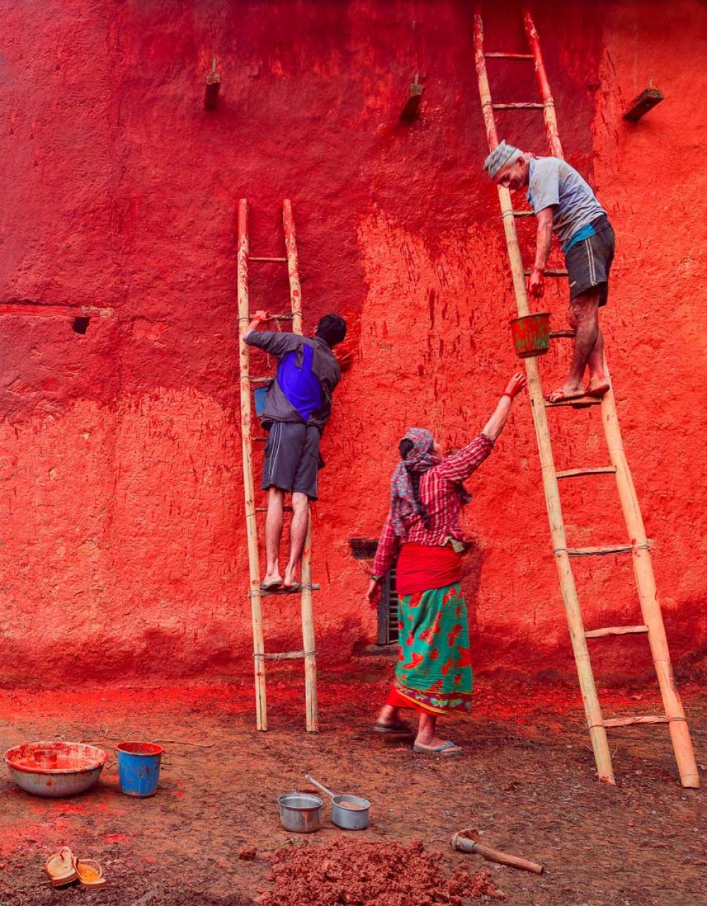घरमा रङ लगाउँदै गरेको फोटोे उत्कृष्ट