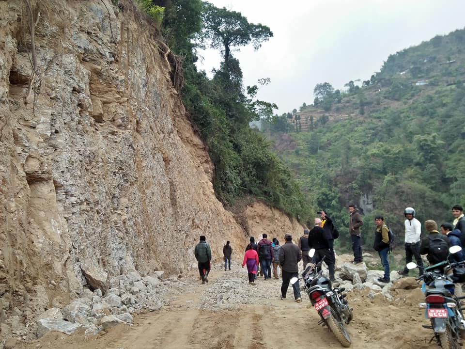 चट्टान काटेर जोगमाई-ढाडेखोला-मानेभञ्ज्याङ्ग सडकको ट्रयाक खोलियो, अँधेरी र सरसुङेका स्थानीय खुसी