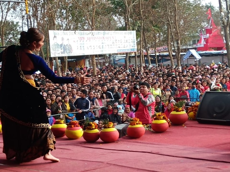 बद्रीले आमाहरुलाई रुवाए, युवालाई नचाए