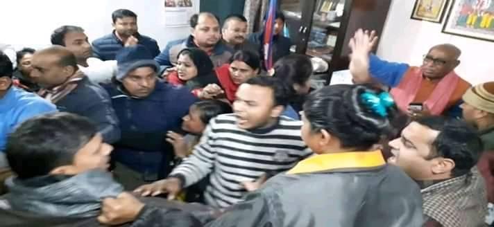 पत्रकारले सूचना मागे, मेयरले झापड दिए !