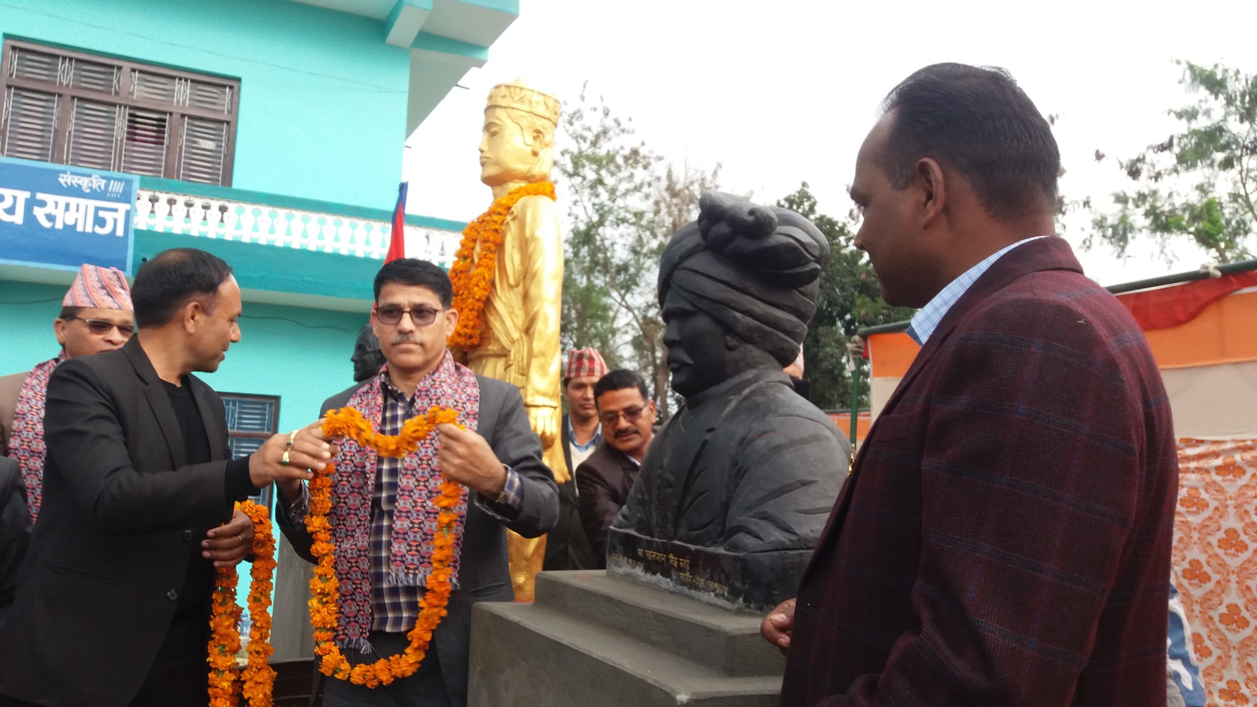 तीन साहित्यकारको शालिक स्थापना