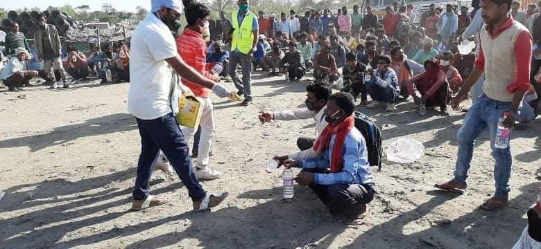 वीरगंज मितेरी पुलमा अलपत्र परेका भारतीयलाई नेपालीले दिए खाद्यन्न