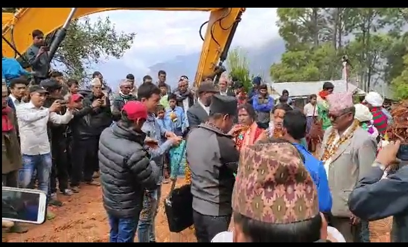 अछाममा बिहेमा जस्तै बाजागाजा र फुलमाला, तर दुलाहा दुलही हैन गाडीका लागि (तस्वीर/भिडियोसहित)