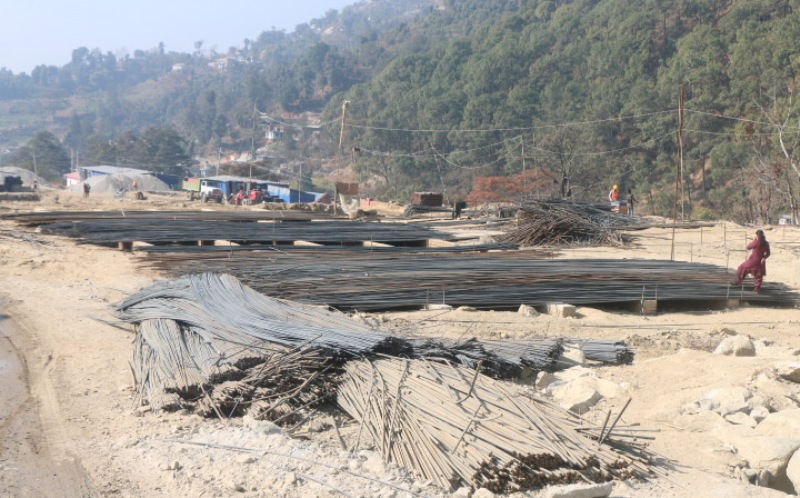 खेर गयो मेलम्चीमा सिएमसिले छाडेको निर्माण सामग्री