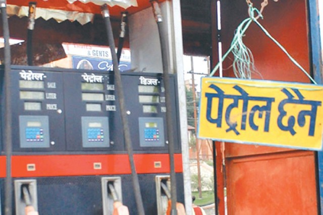 पेट्रोल लुकाएर उपभोक्तालाई लाईनमा बस्न बाध्य पार्ने पम्प सञ्चालकमाथि कार्बाही शुरु, मैतीदेवी पम्पलाई दुई लाख जरिवाना