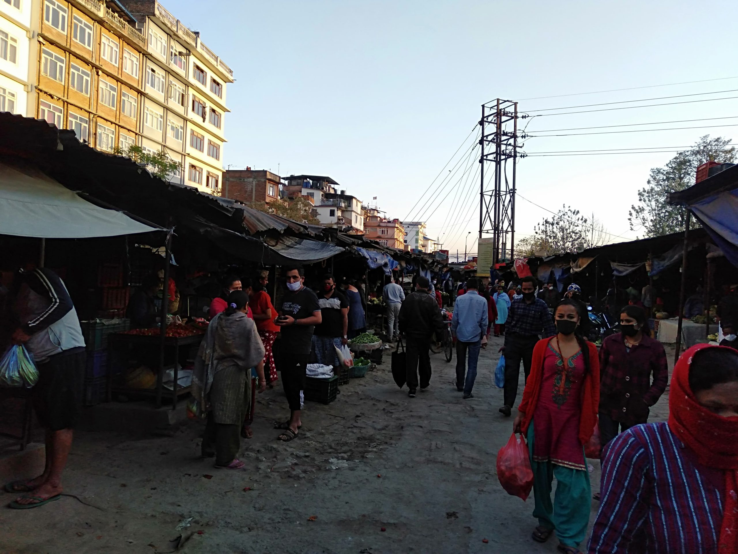 लकडाउनः छैन सामाजिक दुरीको वास्ता, टुकुचा तरकारी बजारमा भीडभाड यस्तो देखियो(तस्वीरहरु)