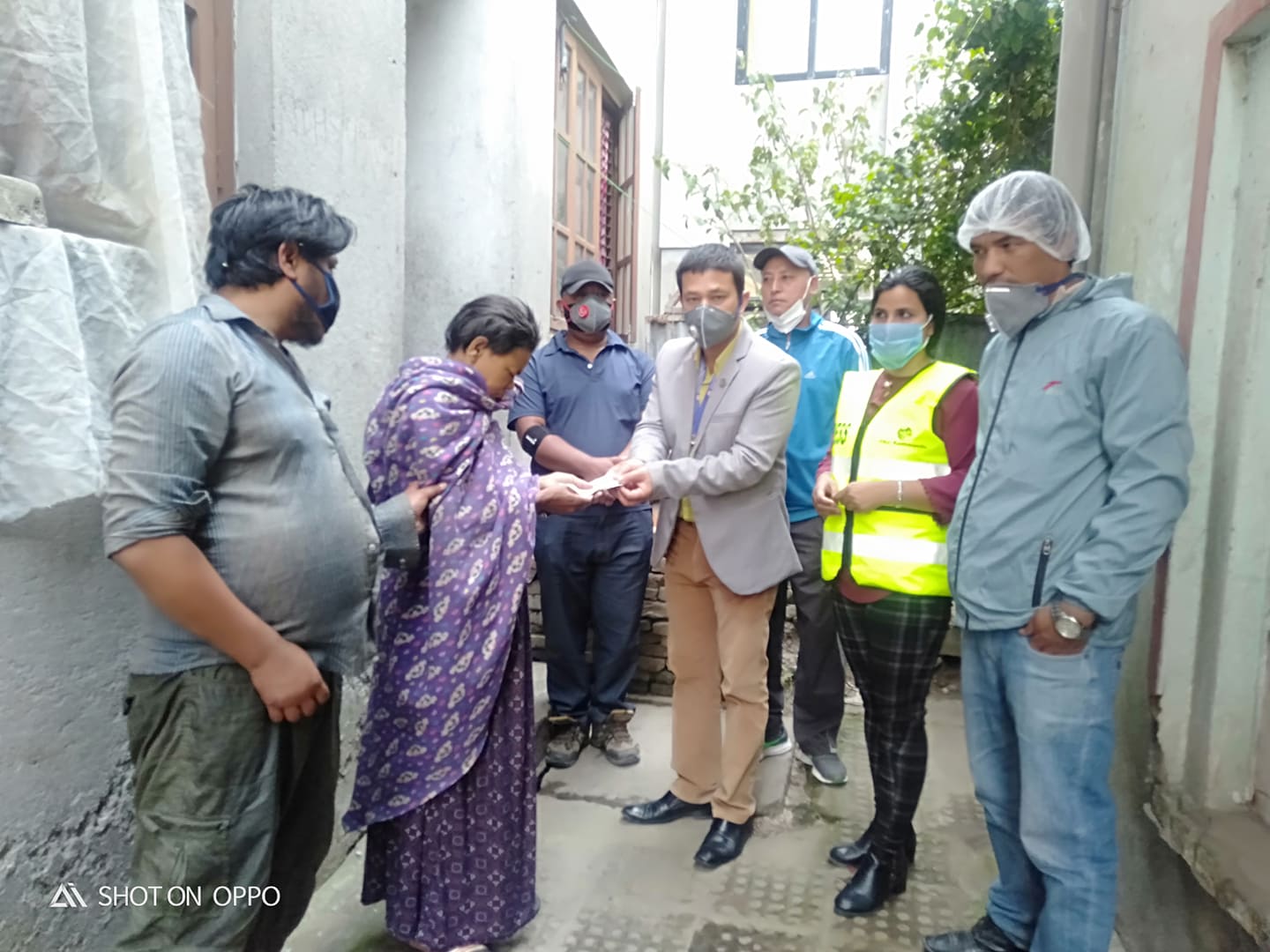 समाचार प्रभावः नाम्लोले श्रीमती बोकेर हिड्ने डम्बरलाई सांसद दिपेन्द्र श्रेष्ठको पहलमा ११ हजार सहयोग(तस्वीर भिडियो )