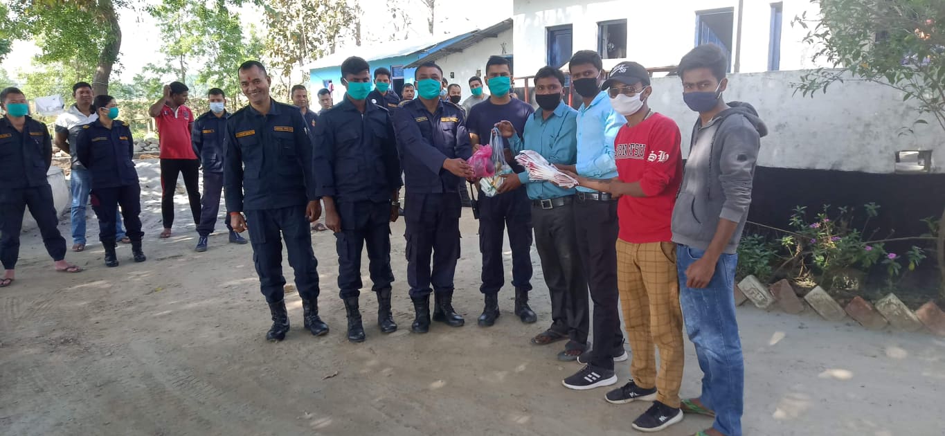 प्रहरीलाई माक्स, साबुन र ग्लब्स सहयोग गरे बेलाटारी क्याम्पसका विद्यार्थीहरु !