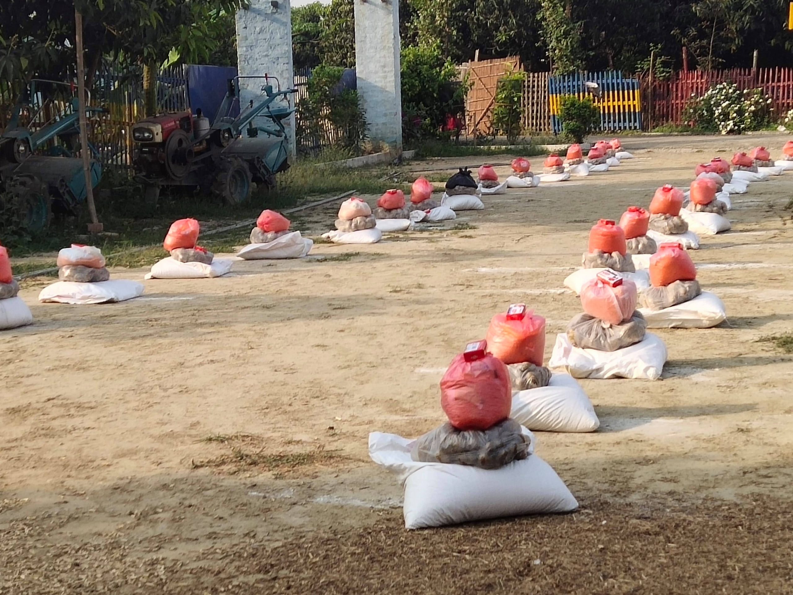 रौतहटका मनकारी वडाअध्यक्ष जामसेद घरैमा बोलाउदै पीडितलाई राहत दिदैछन् (तस्वीरहरु)