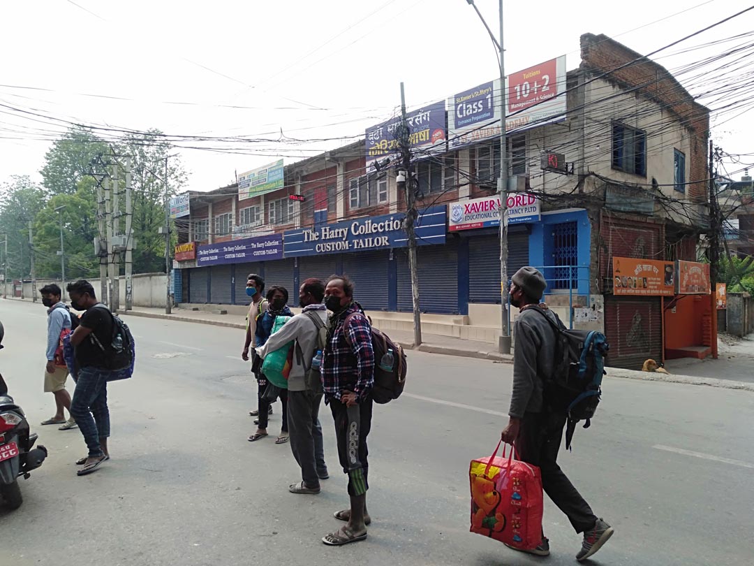 खान बस्न नभए पछि काठमाण्डौंबाट बर्दिया हिडेर जाँदै गरेका यी मजदुरका पीडा ( तस्वीर/भिडियो )