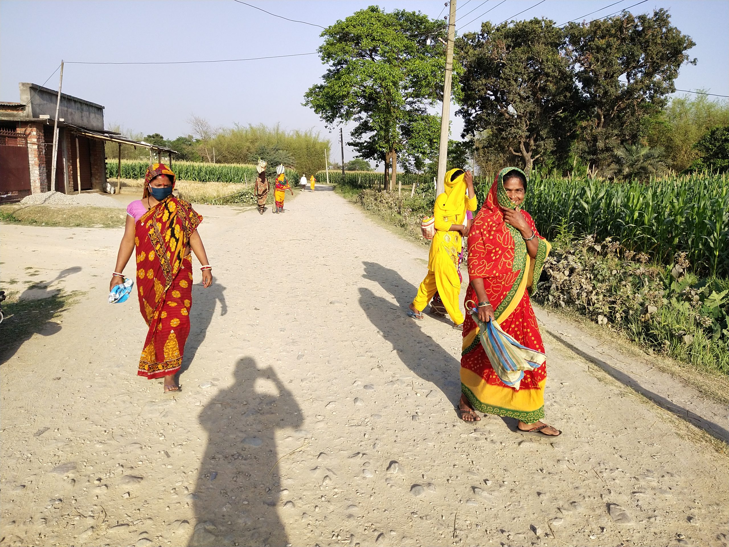 मुख्य नाकामा ढाटः दिनभरी सुनसान, साझ परेपछि दशगजाबाट नेपाल-भारत आउजाउ- नियन्त्रण हाेला संक्रमण ?