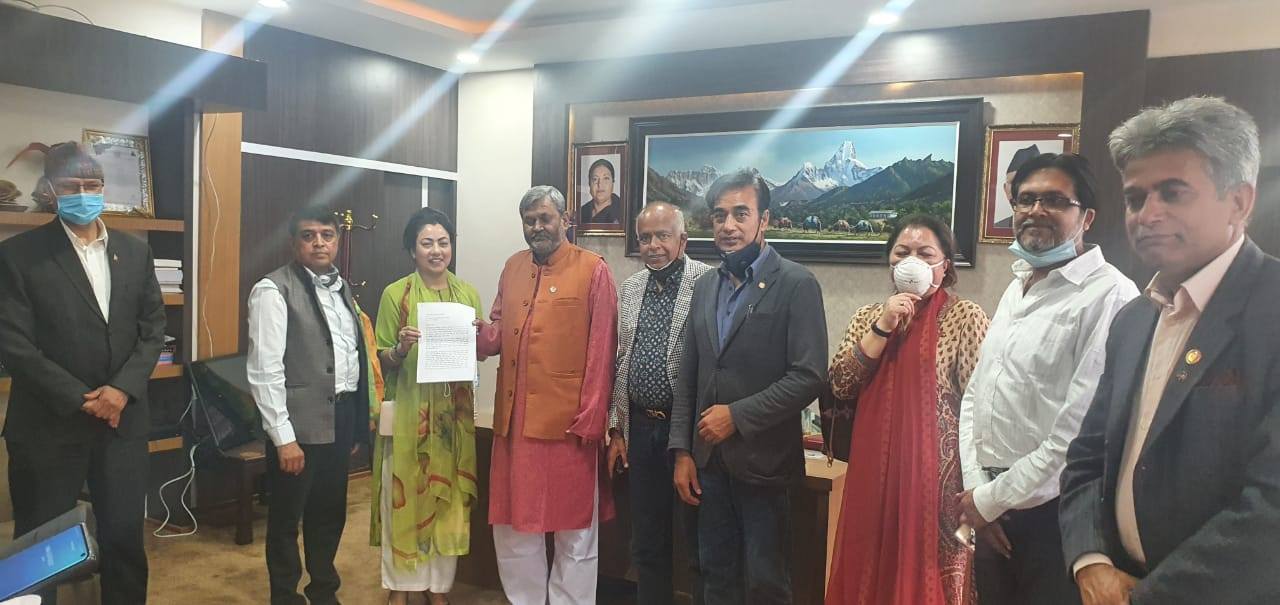 उद्योगी व्यवसायीले सरकारलाई बुझाए प्रतिवेदन
