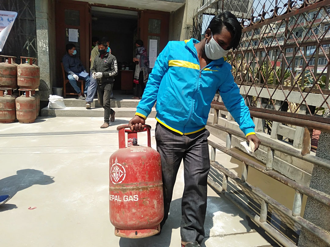 फेरी बढ्यो इन्धनको मूल्य, खाना पकाउने एलपी ग्यासमा प्रति सिलिन्डर २५ रुपैयाँले बृद्धि