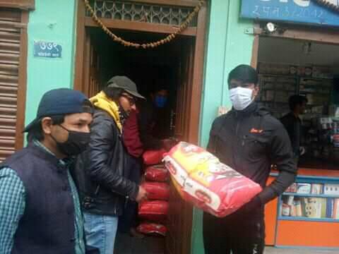 विप्लवका विद्यार्थीद्धारा ललितपुरमा विद्यार्थी र मजदुरलाई राहत वितरण