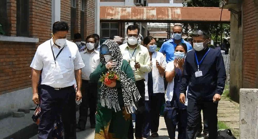 चार हप्तामा कोरोना जीते पछि खुशी हुँदै फर्किइन् आमा !