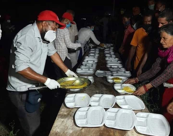 धनगढीमा रोयल कोलाबोरेटिभ्सद्वारा क्वारेन्टिनमा रहेकालाई निःशुल्क खाना