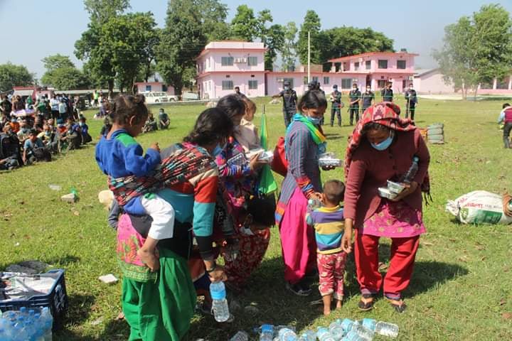पश्चिमी नाका गड्डाचौकी बाट भित्रिनेलाई खाना र पानी बाड्दै मनकारी व्यक्तिहरु(तस्बिरहरू )