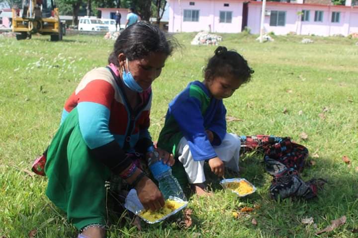 भोकभोकै पैदलै मातृभूमि पुगेका नेपालीको हर्षको क्षण