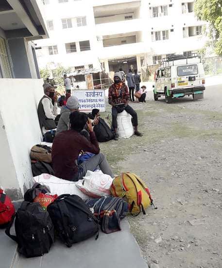 भारतीय गाडीले बीच बाटोमै छाडिदियो २७ नेपालीलाई, तीन दिन देखि पानीको भरमा(भिडियो)