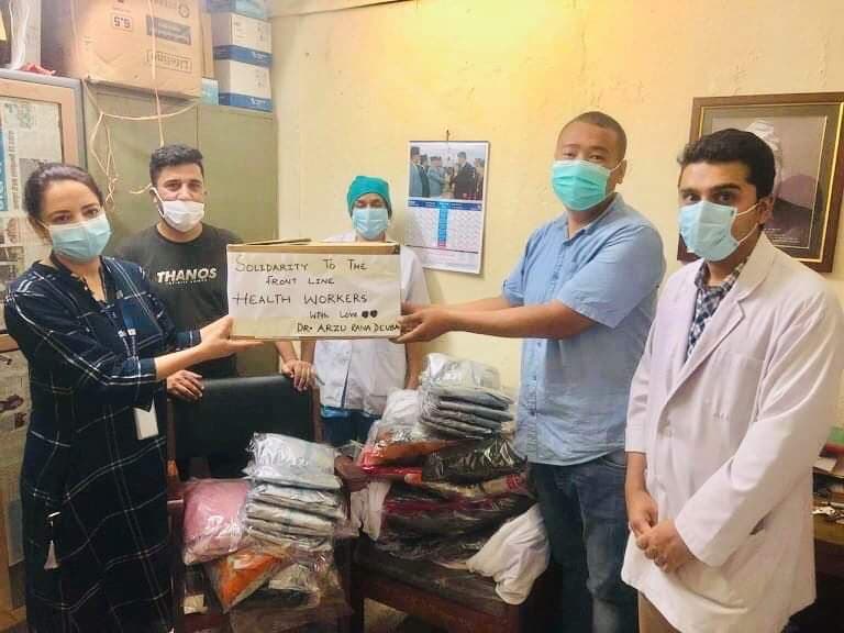 काँग्रेस नेतृ आरजु देउवाद्धारा बीर अस्पतालका स्वास्थ्यकर्मीलाई अस्पतालाई पिपिई सहयोग