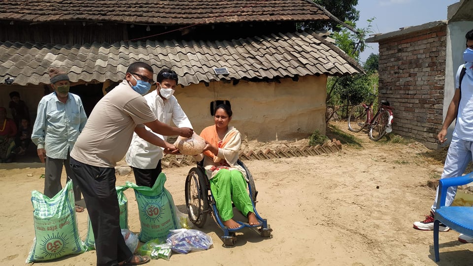 कोरोना कहर : असहाय अपाङ्गताको सहारा बन्दै स्वार !