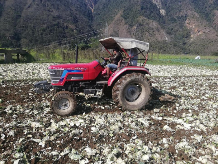 चितवनकै बाटो भारतबाट काठमाण्डौ आईपुग्छ तरकारी , तर चितवनमा जनताले बारीमै तरकारी ट्रयाक्टरले जोत्न बाध्य
