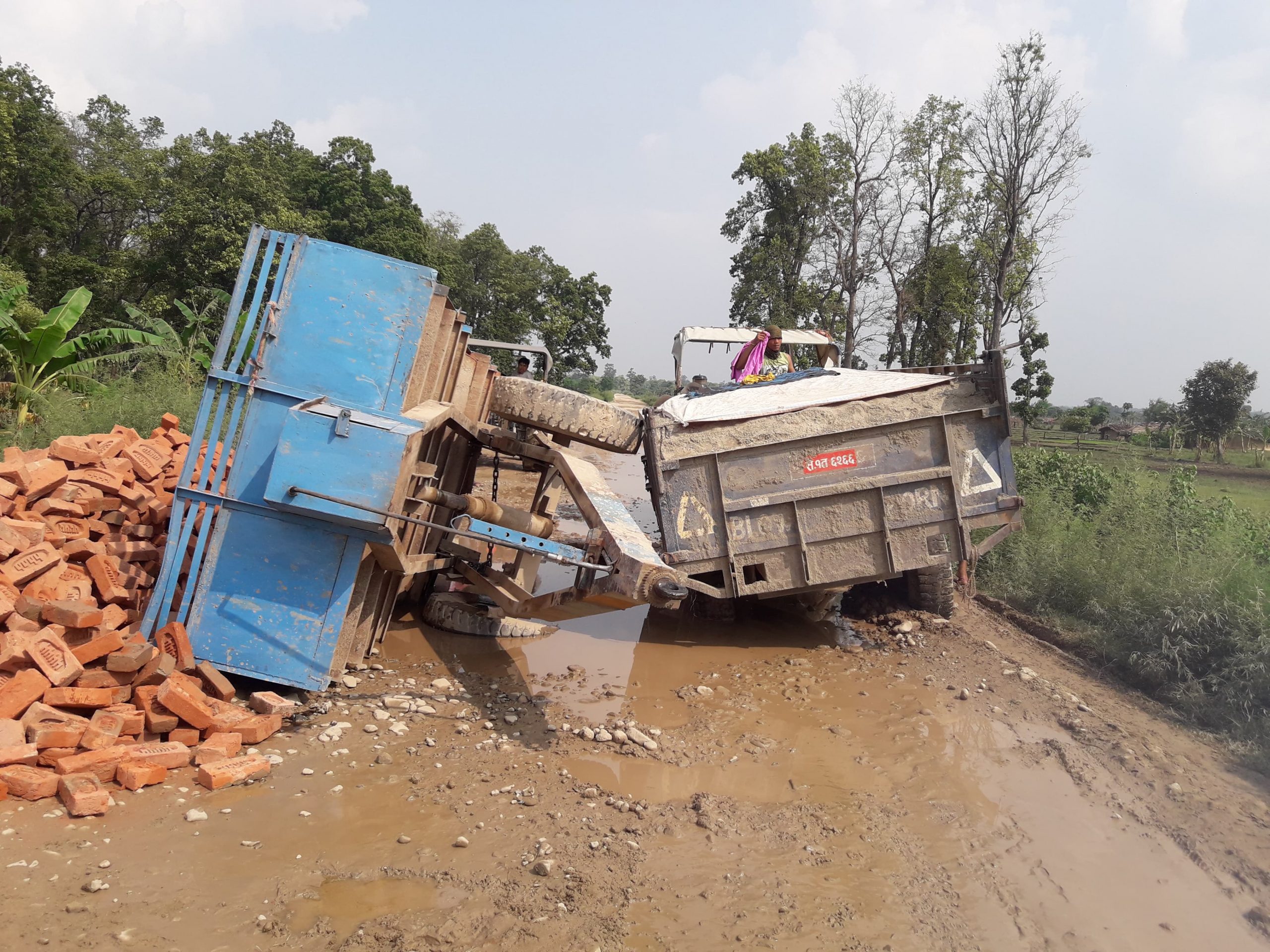 कन्चनपुरका यी सडक, जहाँ एउटा ट्रयाक्टर पल्टिदा पुरै बाटो बन्द हुन्छ ( तस्वीरहरु)
