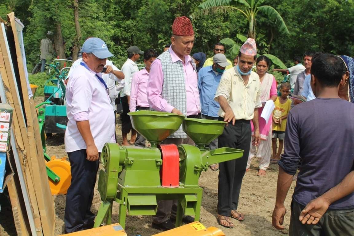 शुक्लाफाटा नगरपालिकाका किसानलाई कृषि यन्त्र , उपरकण हस्तान्तरण