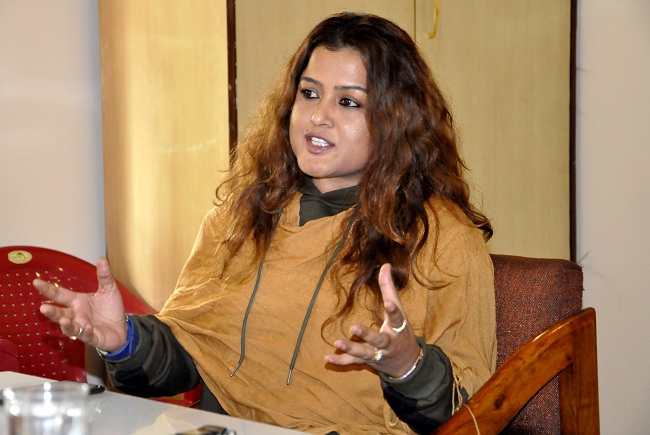 एउटा केटी मान्छेको पेटिकोट समातेर बिद्रोह हुन्छ ? रेखा थापाद्धारा रुकुमकी युवतीको चरित्र हत्या भएको भन्दै आक्रोस
