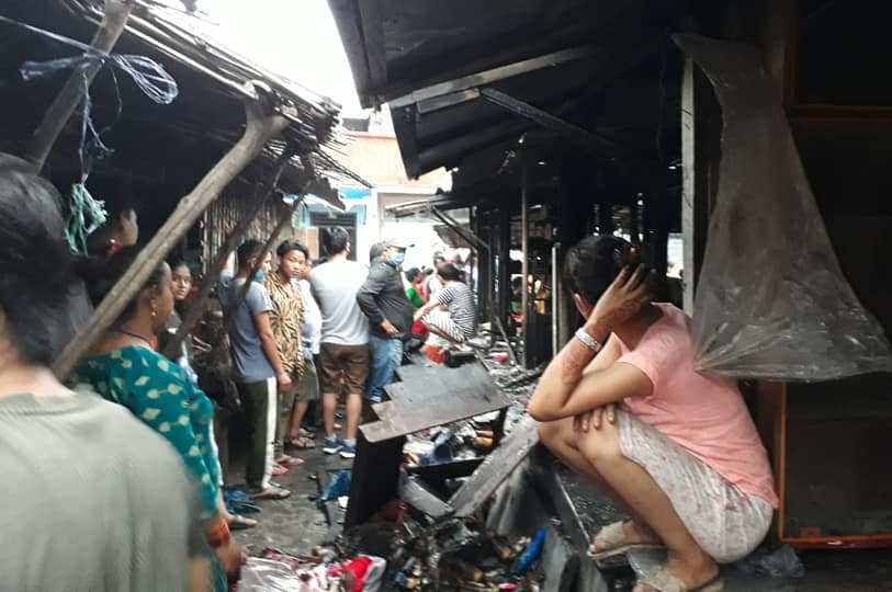 धरानको तरकारी बजारमा भीषण आगलागी, १२ तरकारी पसल जलेर नष्ट