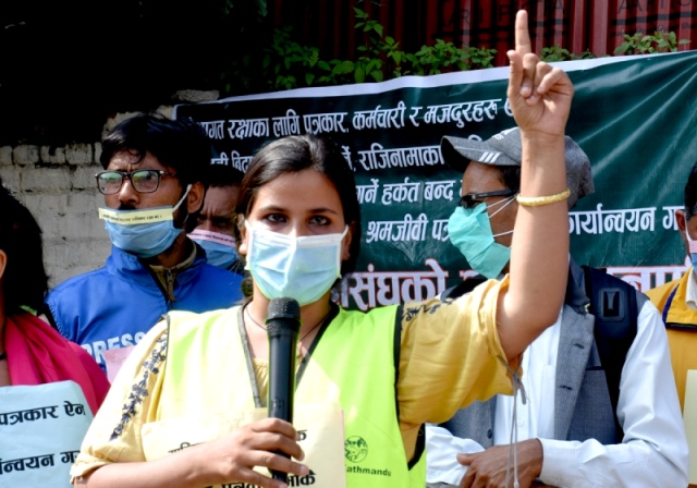 मिडिया मालिकविरूद्व प्रदर्शनमा उत्रिए पत्रकार, ‘मालिक मोज र तडकभडकमा, पत्रकार भोकै सडकमा’ ! (हेर्नुहाेस् १८ तस्विर)