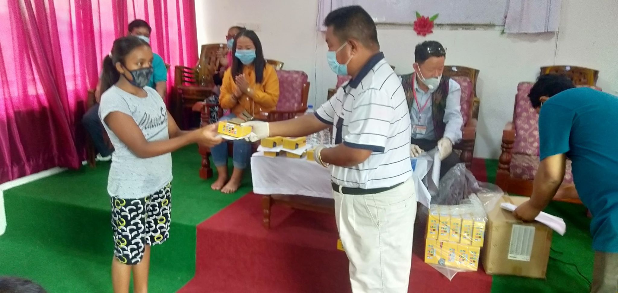 अमेरीकामा व्यवशाय गर्ने लिला राईले धरानका ५० जना विद्यार्थीलाई बाँडे मोबाईल