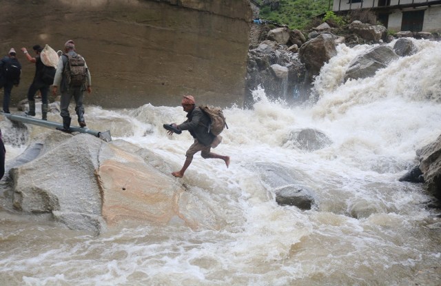 जोखिममा कर्णालीका बाटा र खोलानाला ( तस्वीरहरु)